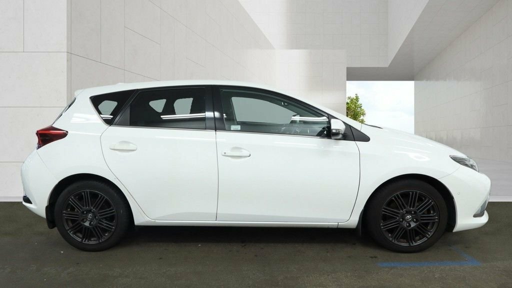 Toyota Auris 1.8L Excel White #5