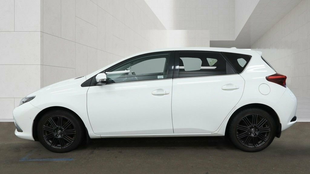 Toyota Auris 1.8L Excel White #6