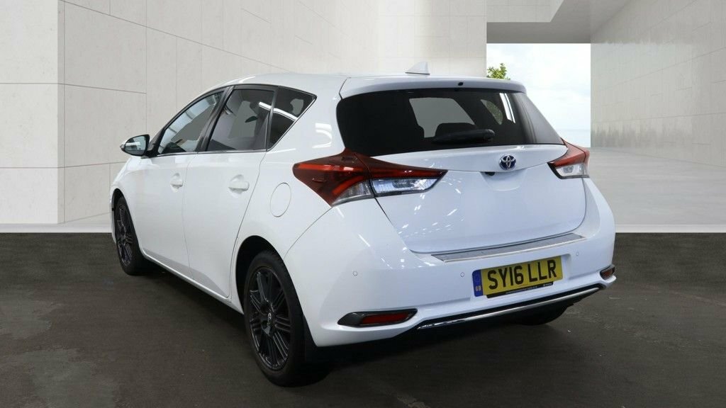 Toyota Auris 1.8L Excel White #3