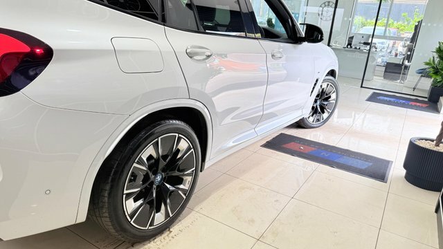 BMW iX3 80Kwh M Sport Pro White #4
