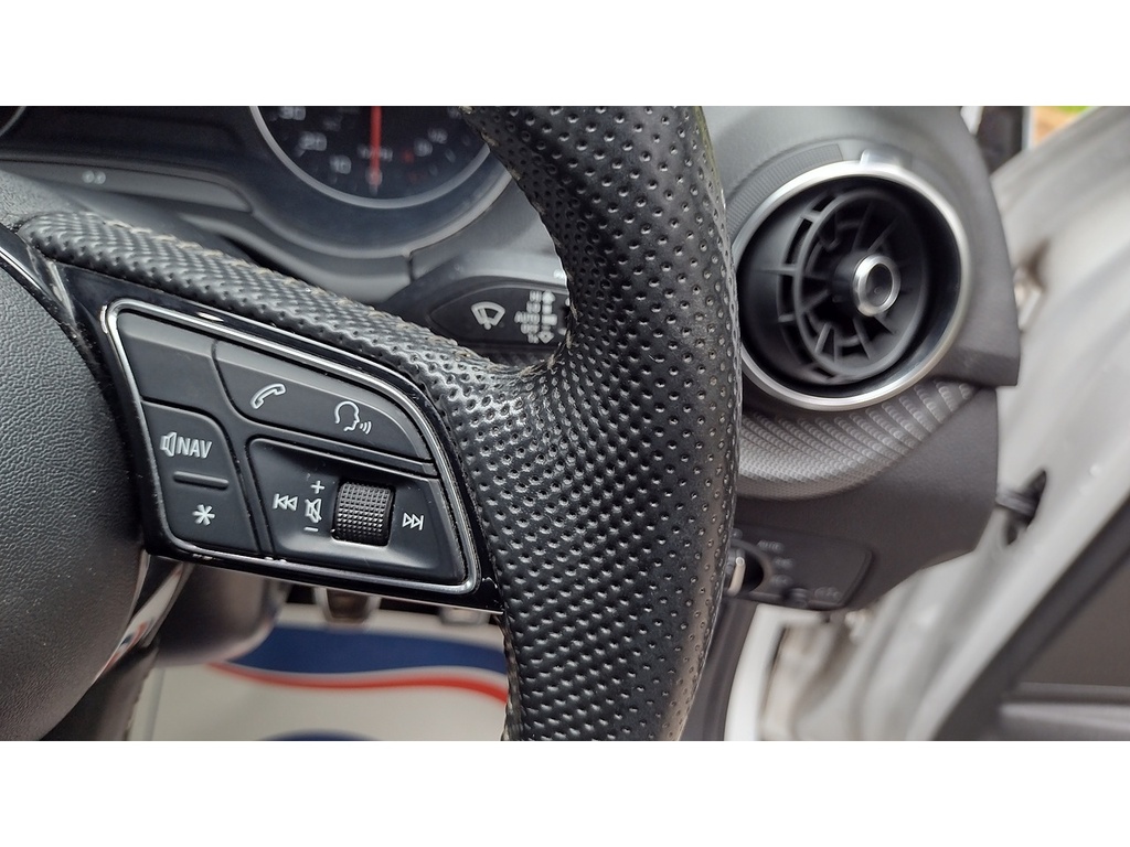 Audi Q2 Tdi S Line PE19WXX White #4