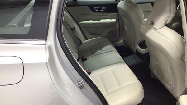 Volvo V60 B4 P Momentum Red #10