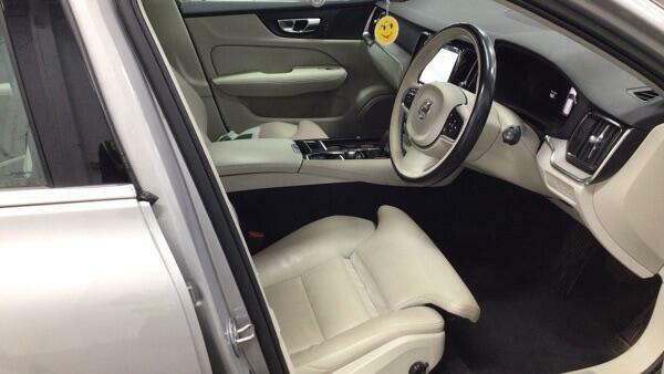 Volvo V60 B4 P Momentum Red #9