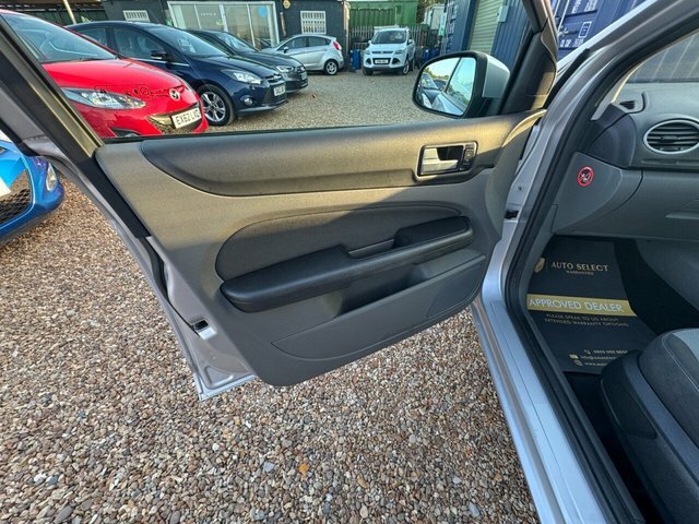 Ford Focus 1.6 Zetec Hatchback 161 Gkm, 9 Black #30