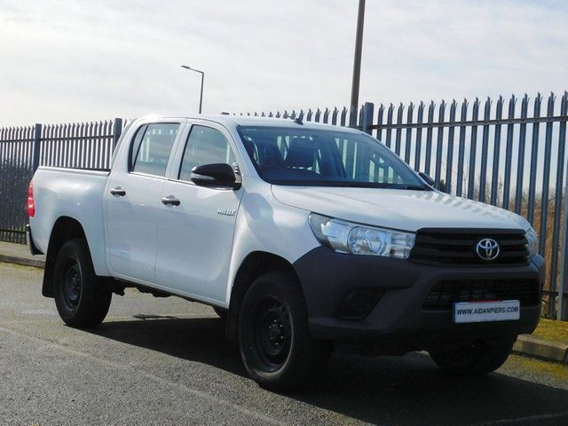 Toyota HILUX 2.4 Active 4Wd D-4d Dcb 148 Bhp White #1