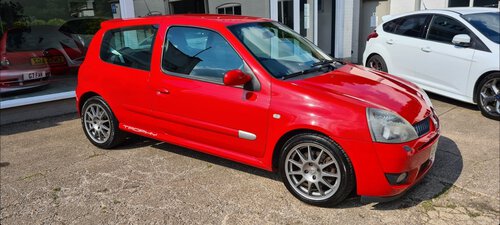 Compare Renault Clio Renaultsport 182 Trophy 16V GN55AGZ Red