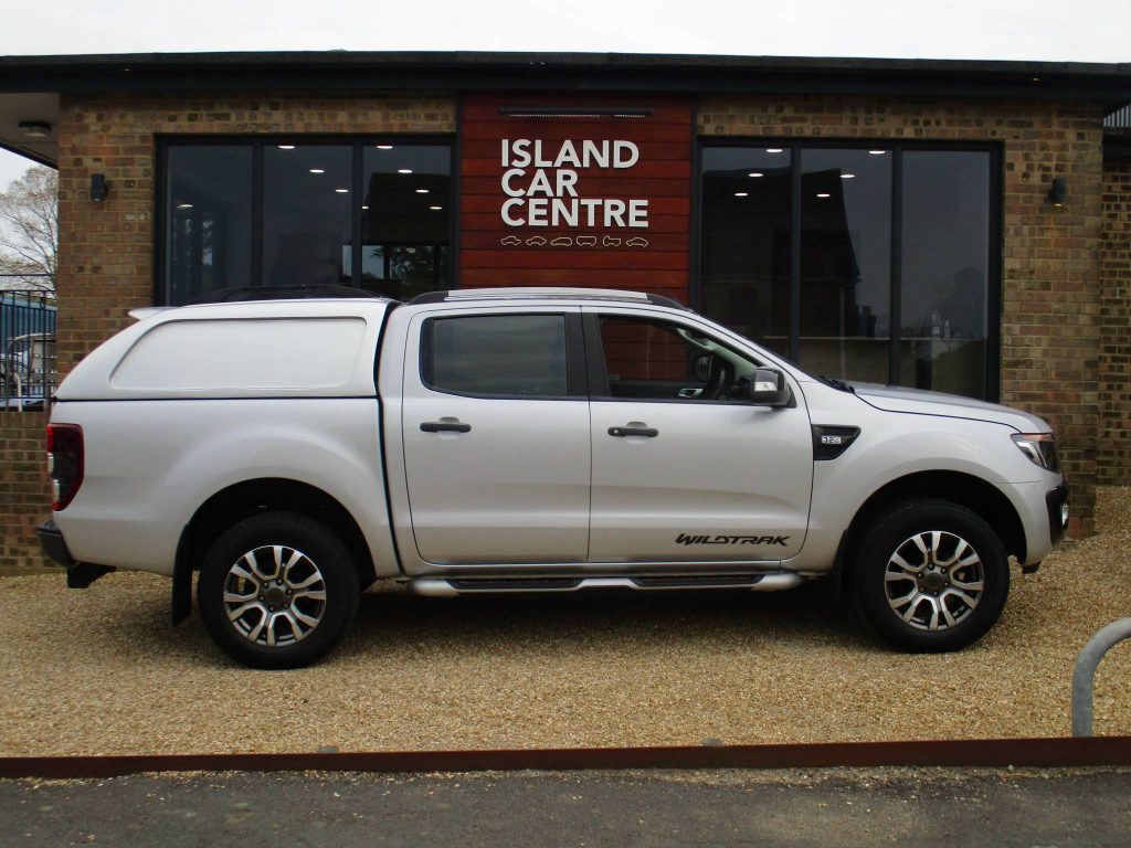 Compare Ford Ranger Wildtrak 3.2 T Double YP65ZJU Silver