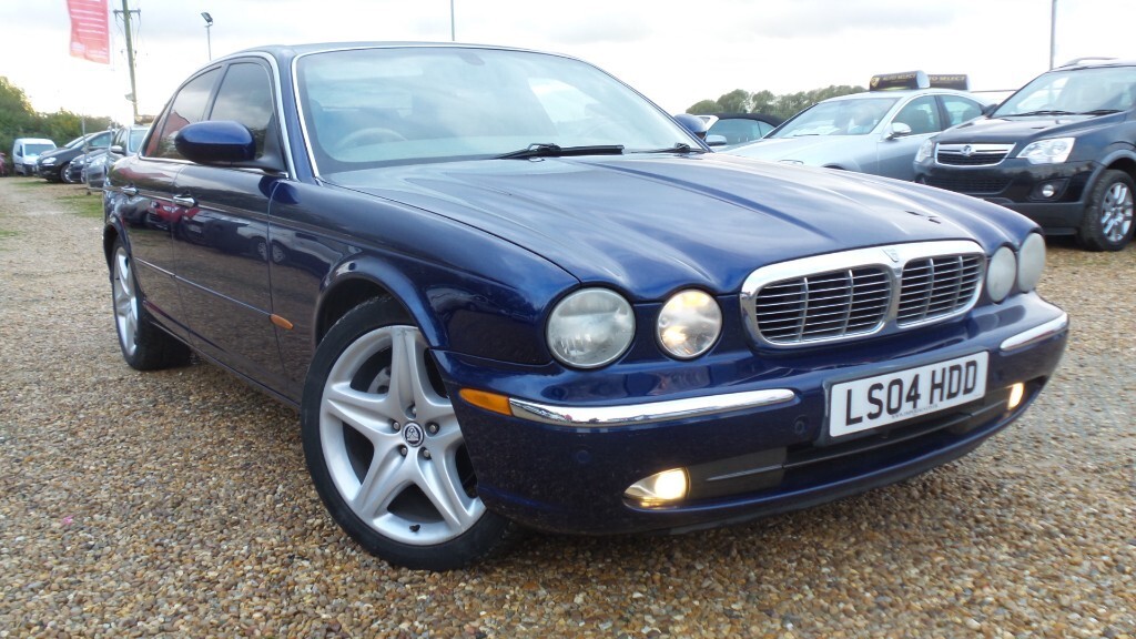 Compare Jaguar XJ Saloon 3.6 Xj8 Se 200404 LS04HDD Blue
